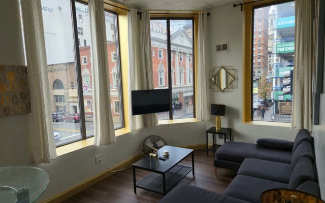 City Views | Downtown Apt | Walk Everywhere