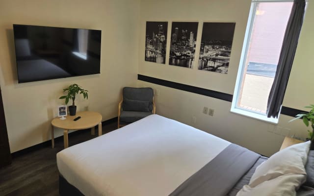 Downtown Studio Retreat | Queen Bed + 55” Smart TV + River Views