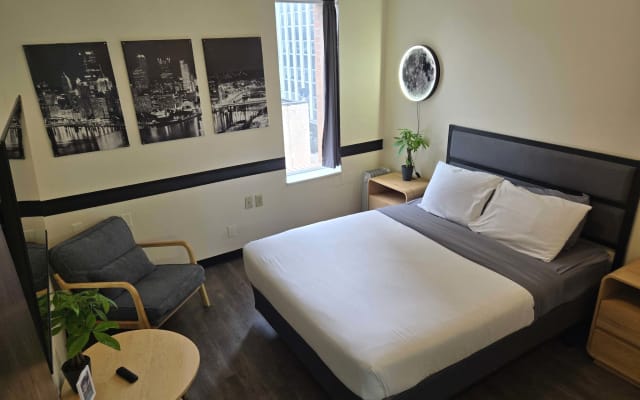Downtown Studio Retreat | Queen Bed + 55” Smart TV + River Views