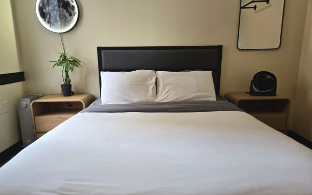 Downtown Studio Retreat | Queen Bed + 55” Smart TV + River Views