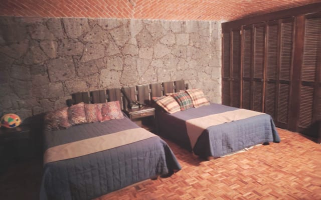 Habitación con baño completo y un ambiente tranquilo y reparador
