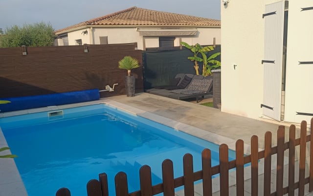 Sunny house with a pool on the outskirts of the Camargue