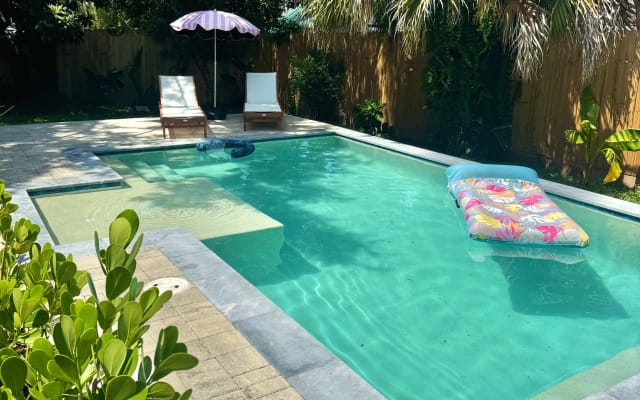 Habitación privada y piscina nudista cerca de Busch Gardens