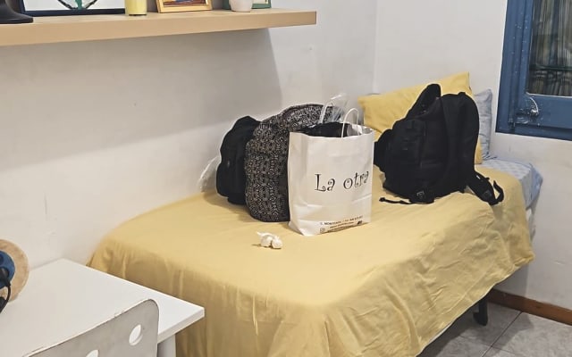 Charming Private Room Near Sagrada Família, Gràcia & Beach Access