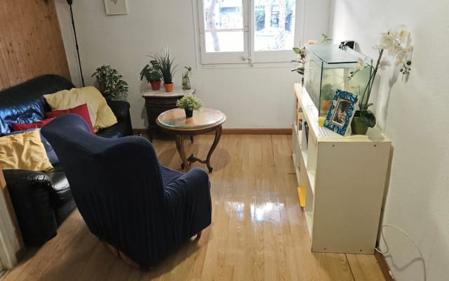 Charming Private Room Near Sagrada Família, Gràcia & Beach Access