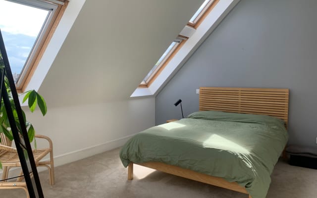 Private Bedroom in Central New Town flat