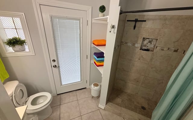 Chambre privée avec salle de bain dans une belle maison située au nord 