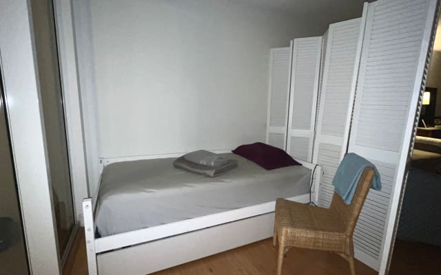 Cama individual con un colchón firme y cómodo en una habitación...