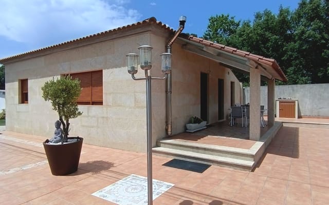 Private Room with Double Bed and Relaxation Area in O Rosal