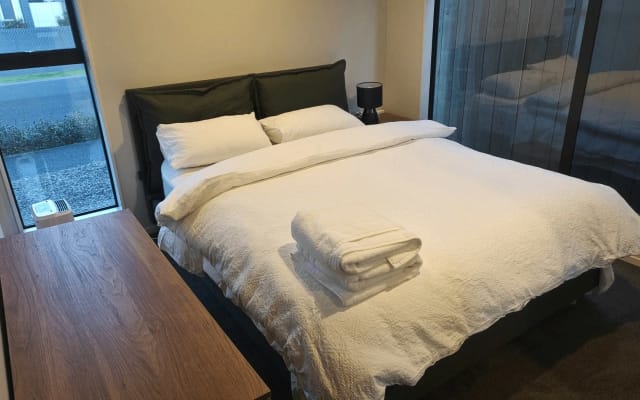 Camera da letto completamente arredata con bagno privato vicino alla...