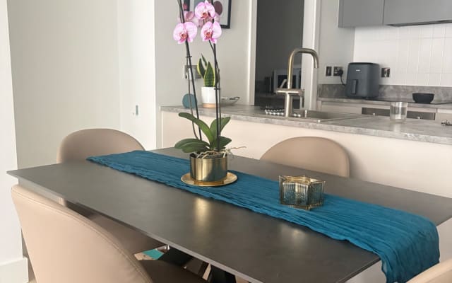 Luxury Dublin City Centre apartment - private or shared room options.