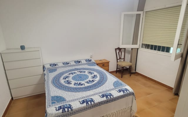 Beautiful private room just a few meters from the beach and the train...