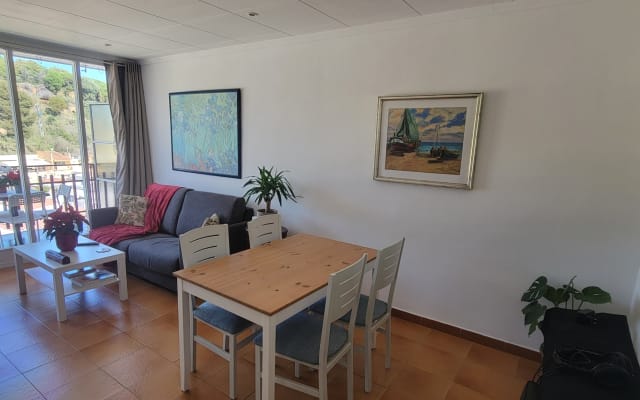 Beautiful private room just a few meters from the beach and the train...