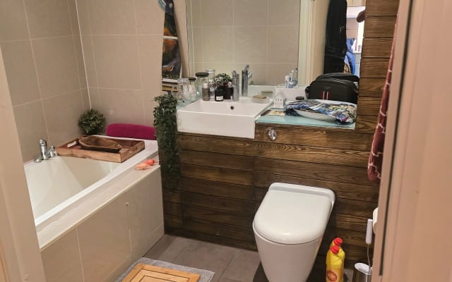 Un elegante refugio urbano con un chico musculoso, hablador y cariñoso