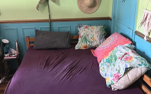 Un lit double, un logement bien situé, un toit pour hommes en transit