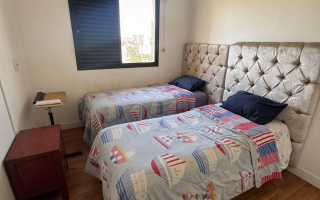 Chambre avec salle de bains privative. Appartement-terrasse avec...