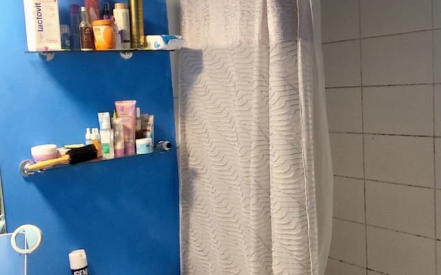 Anúncio de Jandrud em misterb&b - banheiro com banheira para tomar banho ou relaxar 