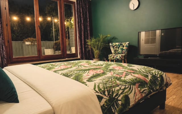 Forest Escape: Private Room, Sundeck & Bath, Shared Hot Tub, Gym