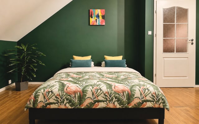 Forest Escape: Private Room, Sundeck & Bath, Shared Hot Tub, Gym