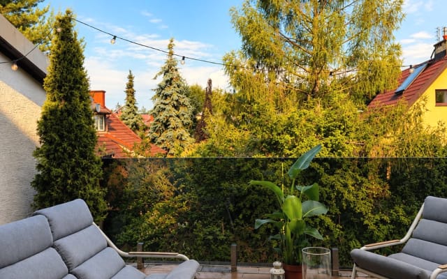 Forest Escape: Private Room, Sundeck & Bath, Shared Hot Tub, Gym