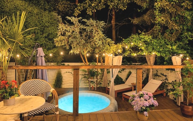 Forest Escape: Private Room, Sundeck & Bath, Shared Hot Tub, Gym