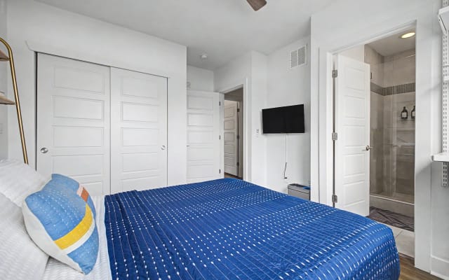 Quarto luminoso com casa de banho privativa e espaço de trabalho