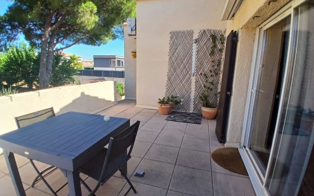 encantador apartamento de três quartos em condomínio com piscina