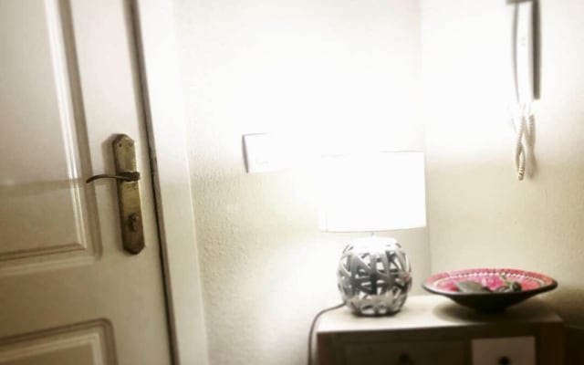 Camera in appartamento in complesso residenziale per nudisti con letto...