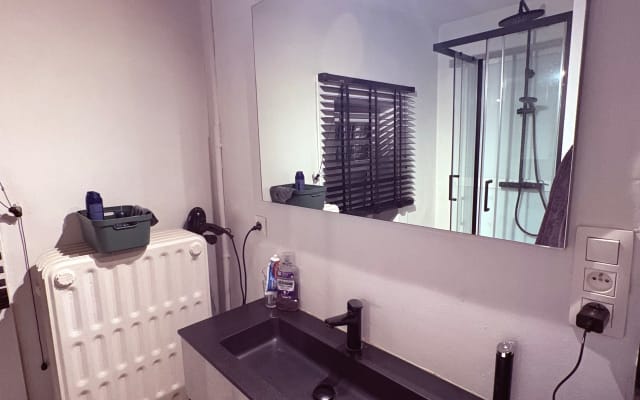 Quarto em uma casa à beira de um lago