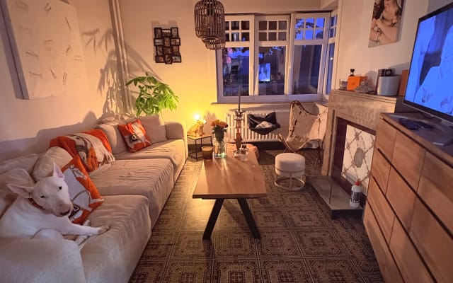 Quarto em uma casa à beira de um lago
