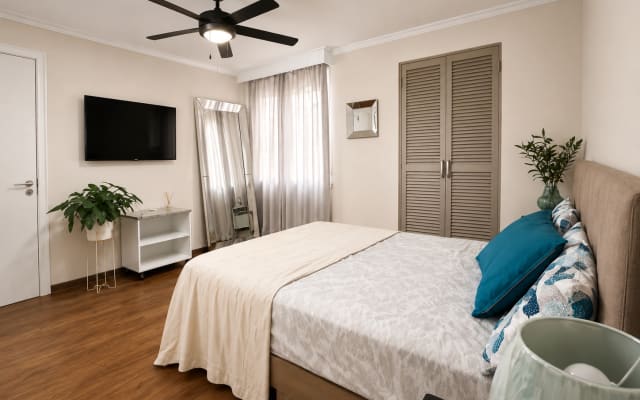 Se renta céntrica habitación con walk-in closet y baño.