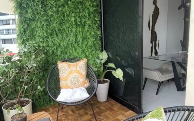 Se renta céntrica habitación con walk-in closet y baño.