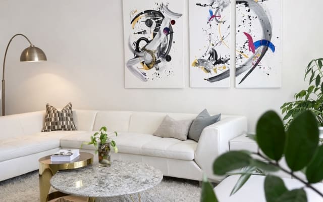 Se renta céntrica habitación con walk-in closet y baño.