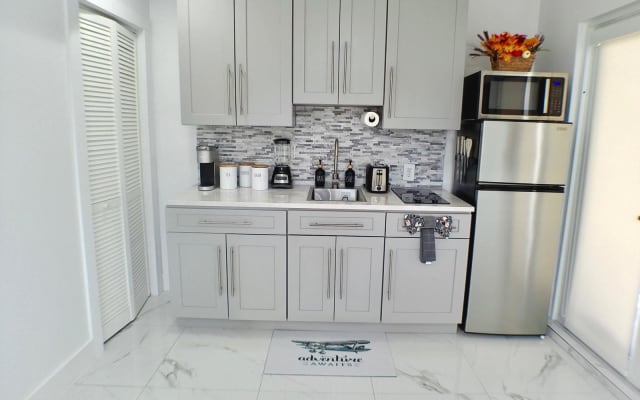 SPACIOUS 1-BEDROOM, 1-BATHROOM GUEST HOUSE NEAR MIAMI AIRPORT  - copy 02