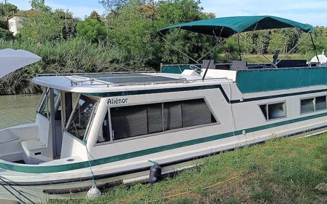 Barco fluvial no Canal do Midi
Aluguel de cabines durante a navegação