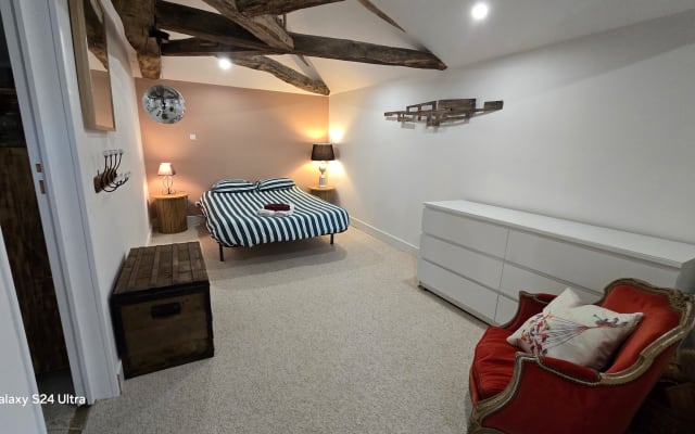 Chambre parentale dans grande maison ancienne rénovée.