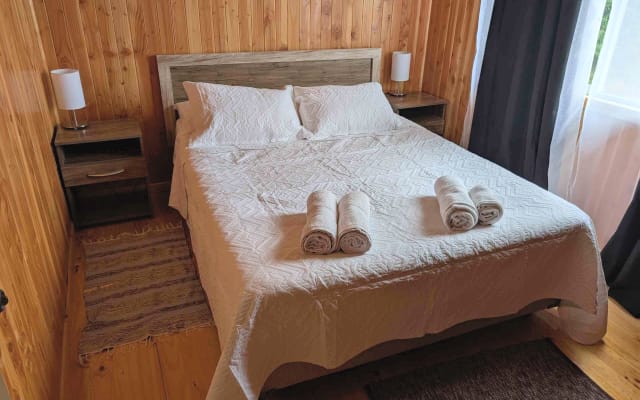 Joli chalet avec vue sur la baie. 2 chambres, une cuisine et des...