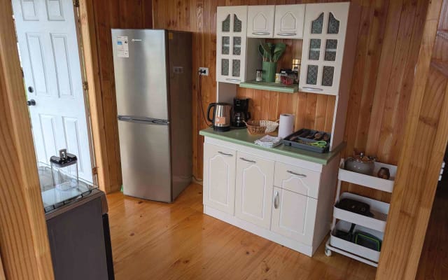 Joli chalet avec vue sur la baie. 2 chambres, une cuisine et des...