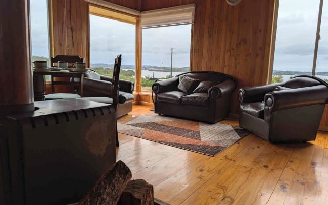 Joli chalet avec vue sur la baie. 2 chambres, une cuisine et des...
