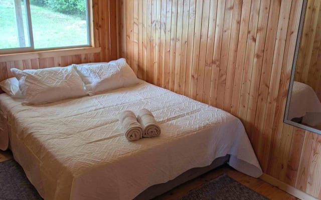 Joli chalet avec vue sur la baie. 2 chambres, une cuisine et des...