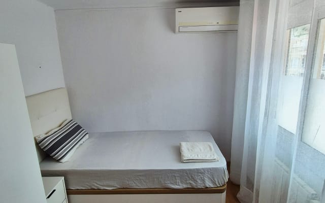 Um bom descanso: quarto privativo bem iluminado com ar-condicionado. - Foto 6