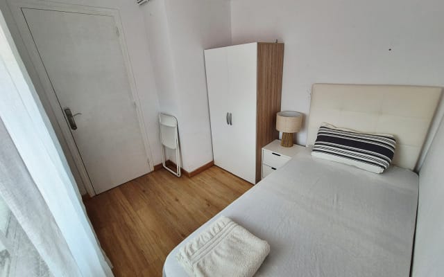 Um bom descanso: quarto privativo bem iluminado com ar-condicionado. - Foto 7