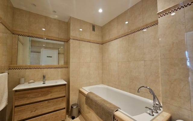 Beautiful, spacious apartment in Paris's 16th arrondissement - Picture 5