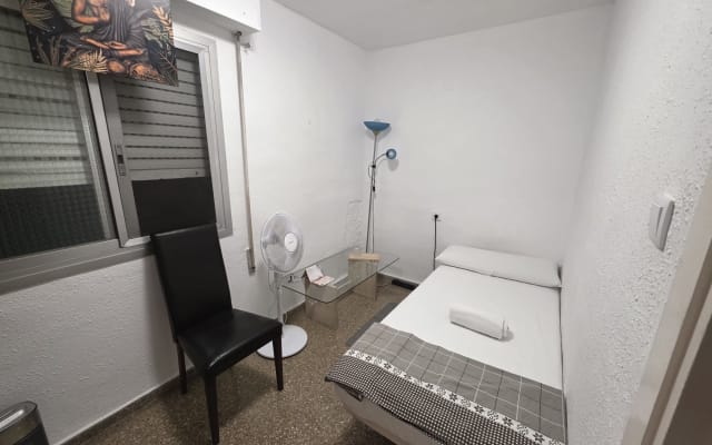 Anúncio de Luis em misterb&b - Quarto individual, simples e aconchegante, com cama de solteiro e boa iluminação natural. Um espaço tranquilo e funcional, perfeito para quem busca descansar com conforto e ter seu próprio espaço.