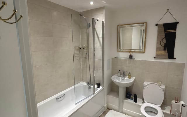 Habitación privada elegante y cómoda con baño propio