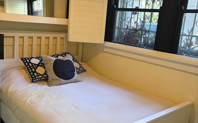 Inner-City Sydney Apartment – Private Room