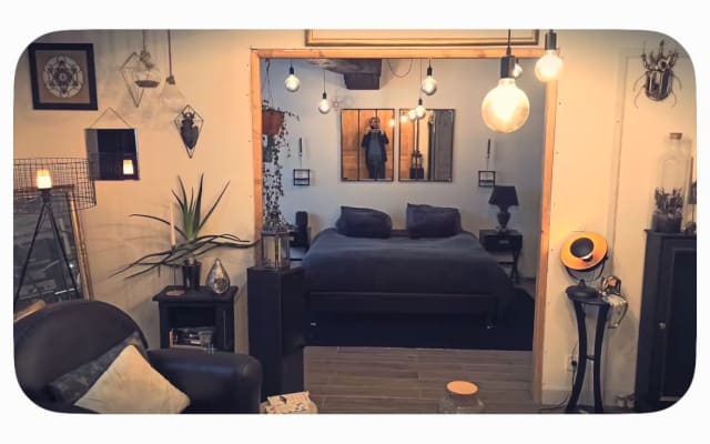 Private room in a cozy 79-square-meter apartment in downtown Cognac.