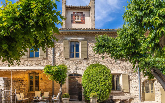 Apartamento con terraza privada en una aldea reformada con piscina