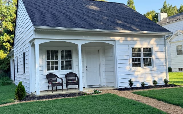 One bdrm cottage with kitchen close to Scott's Addition and downtown.