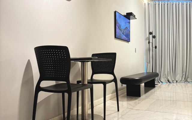 Studio de luxe entièrement en marbre, situé dans le meilleur quartier...